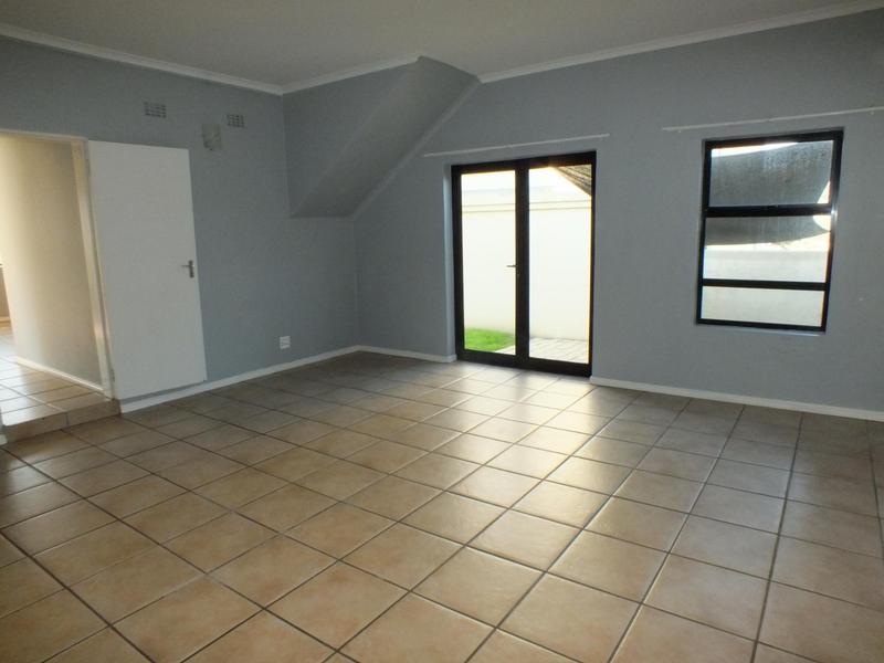 To Let 4 Bedroom Property for Rent in Van Riebeeckshof Western Cape